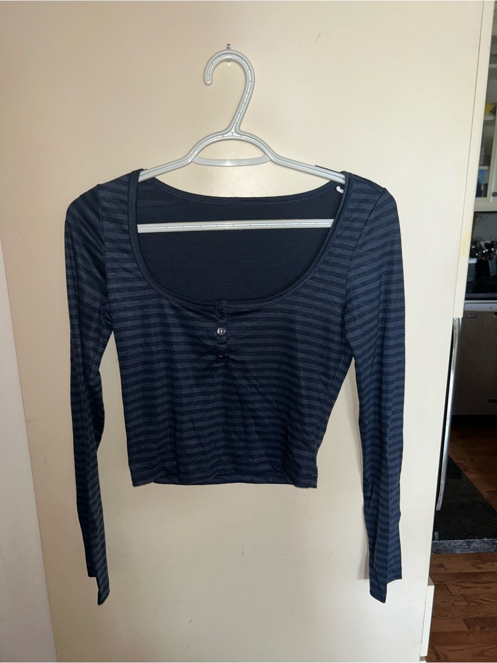 Striped Scoop Neck Long-Sleeve Crop Top - Navy/Black